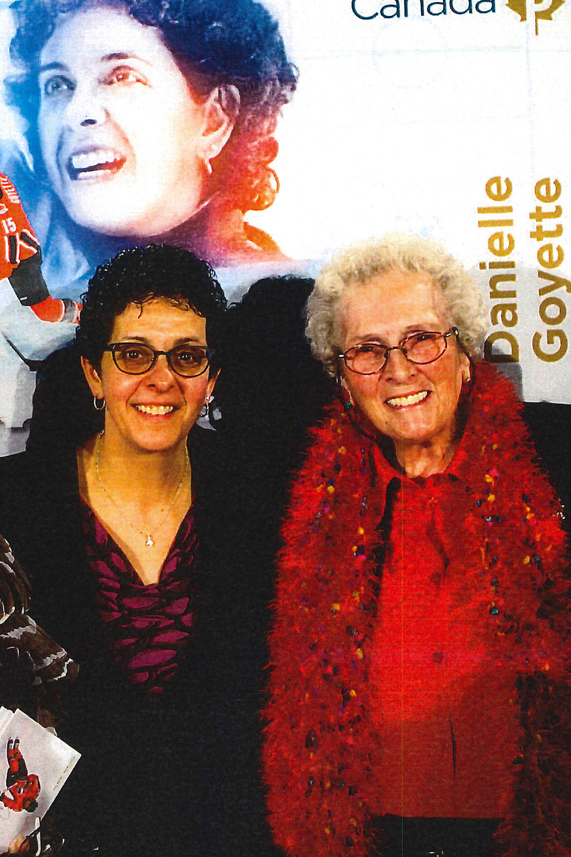 Joan Snyder with then-Dinos women’s hockey coach Danielle Goyette, who was immortalized on Canadian postage stamps in 2018. 