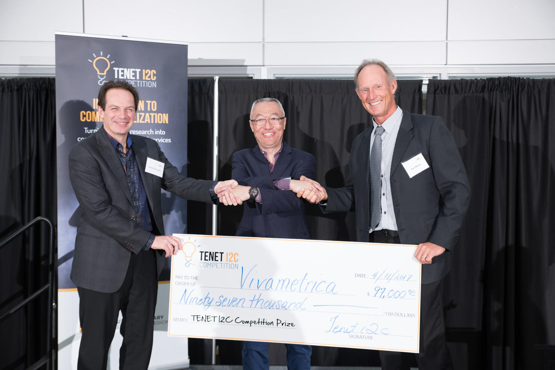 The winner of the 2017 Tenet i2c competition is Vivametrica for its wearable device that helps insurance companies and health and wellness providers understand the health of clients. From left: Gerald Zamponi, senior associate dean, research, Cumming School of Medicine; Dr. Rick Hu, CEO and founder of Vivametrica; and Ken Moore, event sponsor and former president of TENET Medical Engineering.