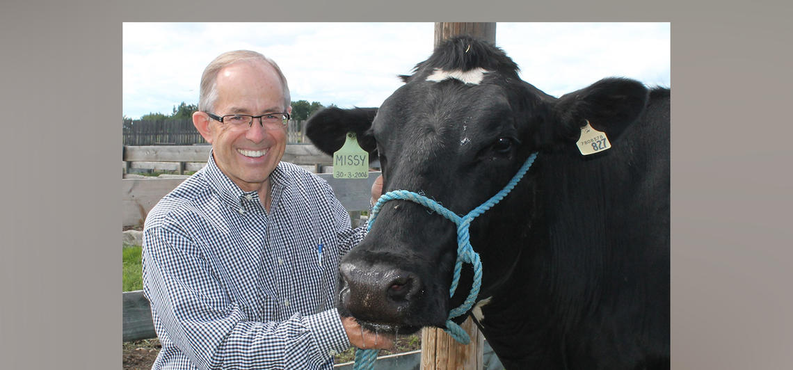 Award-winning vet med mentor Gordon Atkins with ‘Eastside Lewisdale Gold Missy’ – a famous cow who was supreme champion at the Royal Winter Fair in Toronto. Atkins provided lifesaving surgery in Missy’s early life and she went on to sell for $1.2 million.