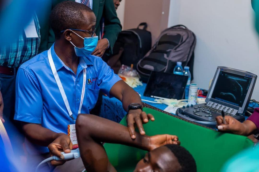 An emergency medicine trainee uses the Sonosite ultrasound machine.