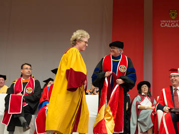 Susanne Craig, UCalgary alumna (BA ’91), award-winning investigative reporter, receives an honorary degree.